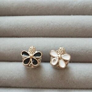 Black and white Five petal flowers brooch/pins